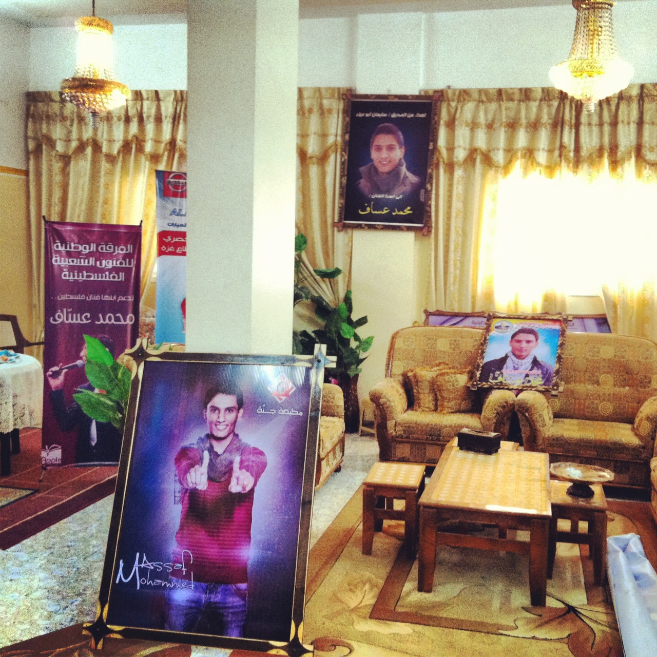 Posters à la gloire de Mohammed Assaf dans le salon de la maison familiale à Khan Younes, sud de la Bande de Gaza, mai 2013 www.merblanche.com all rights reserved