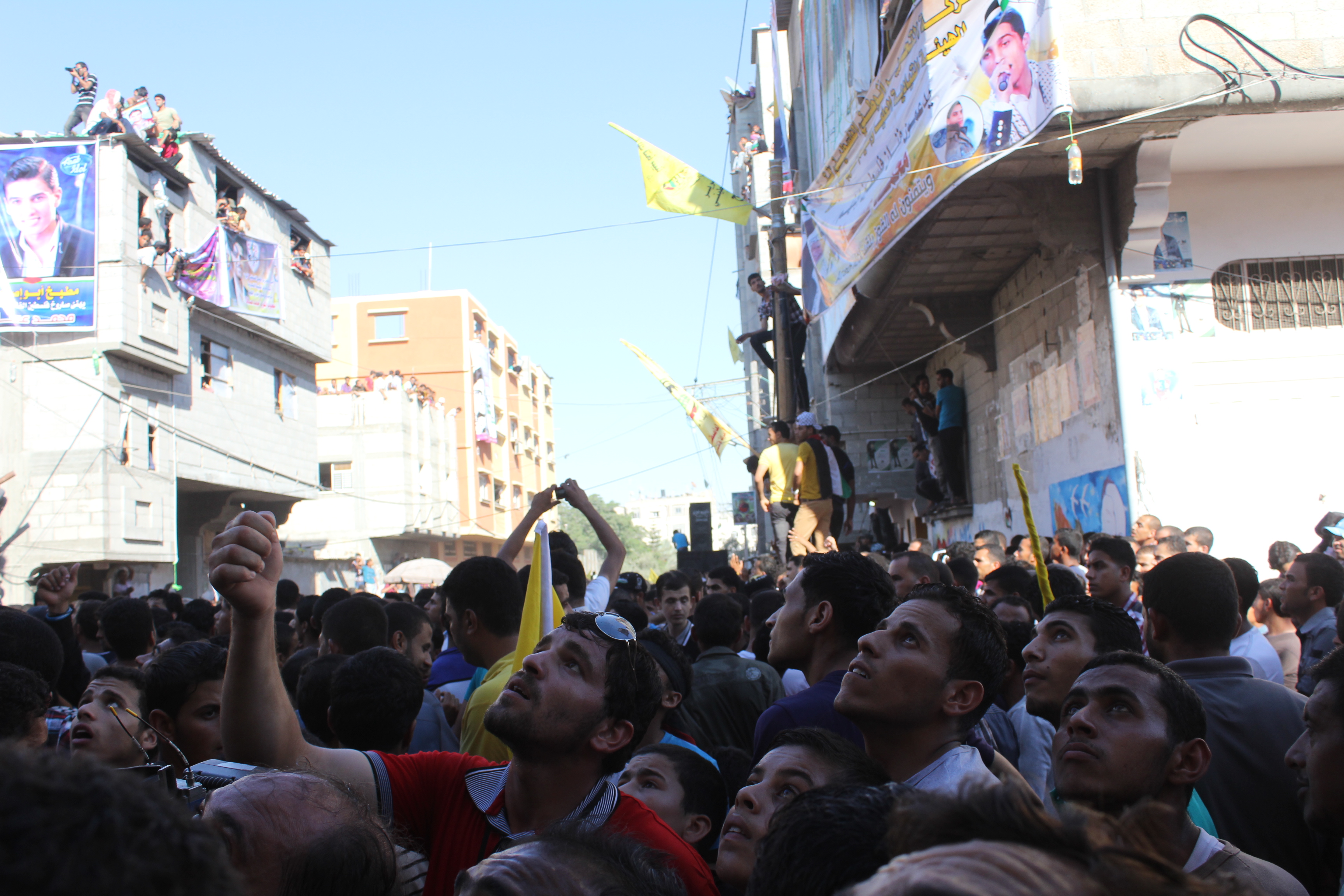 Des centaines de Gazaouis massés devant la maison de Mohammed Assaf à Khan Younes, Bande de Gaza www.merblanche.com all rights reserved